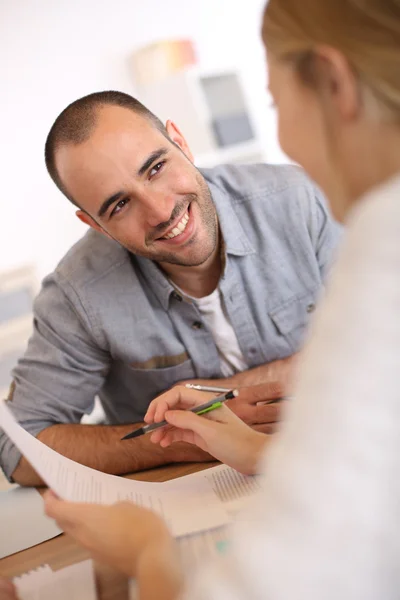 Man lezing contract — Stockfoto