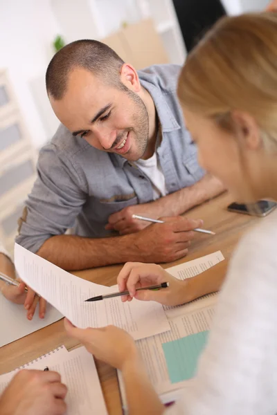 Contrato de lectura hombre — Foto de Stock