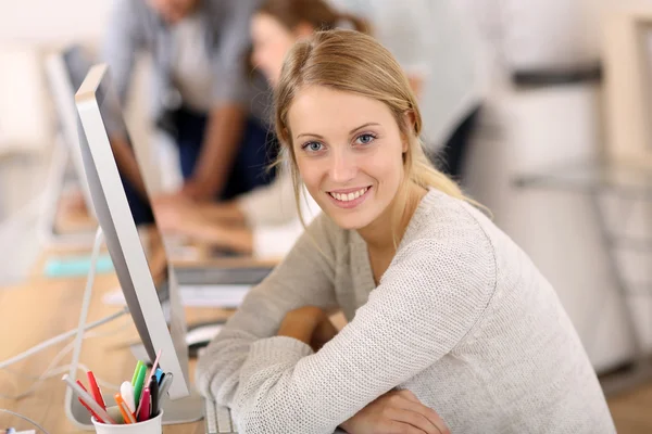 Beau employé de bureau — Photo