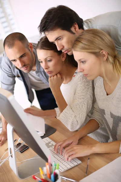 Studenten in der Wirtschaftsschule — Stockfoto