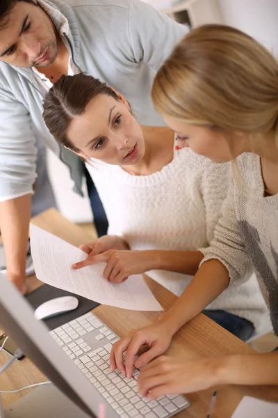 Studenten in der Wirtschaftsschule — Stockfoto