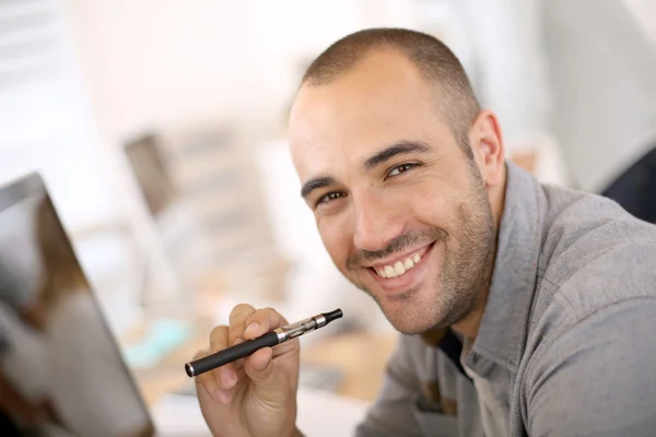 Ragazzo che fuma con e-sigaretta — Foto Stock