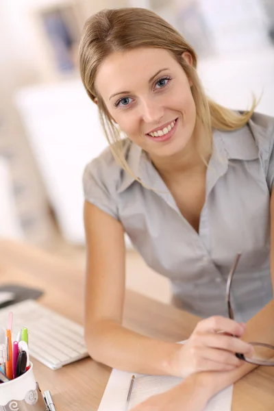 Schöne Büroangestellte — Stockfoto