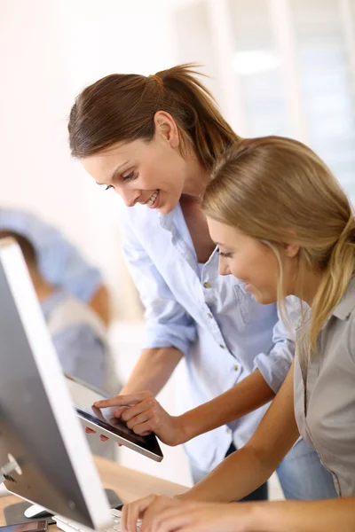 Mujeres en la oficina trabajando juntas — Foto de Stock