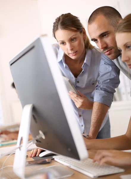 Personnes travaillant sur le projet dans le bureau — Photo