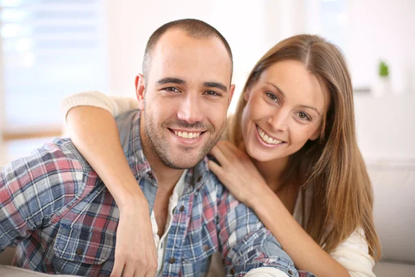 Paar zitten in bank thuis — Stockfoto