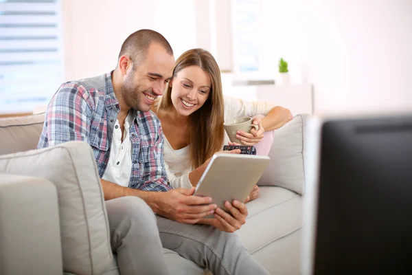 Couple à la maison à la recherche d'un programme TV — Photo