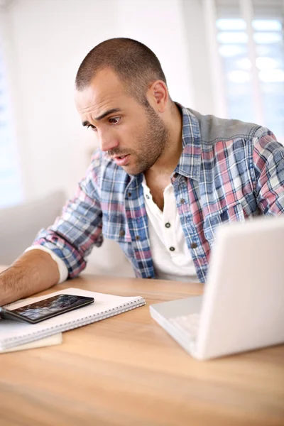 Hombre mirando cuentas bancarias — Foto de Stock