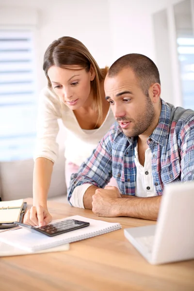 Pareja calculando su presupuesto — Foto de Stock