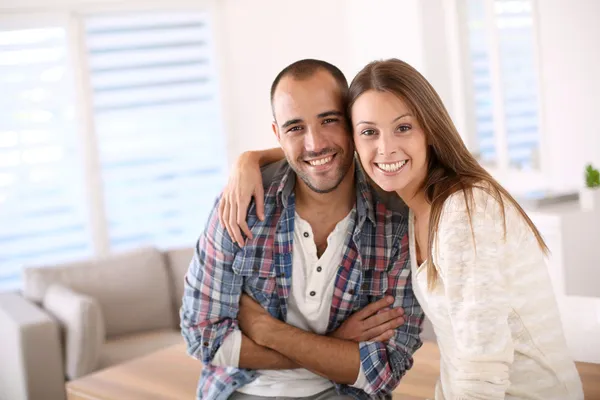 Paar glimlachen naar de camera — Stockfoto