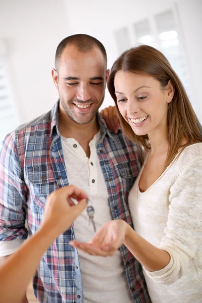 Couple getting keys of their new home — Stock Photo, Image