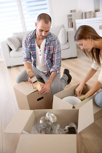 Jonge volwassenen verhuizen naar een nieuwe woning — Stockfoto