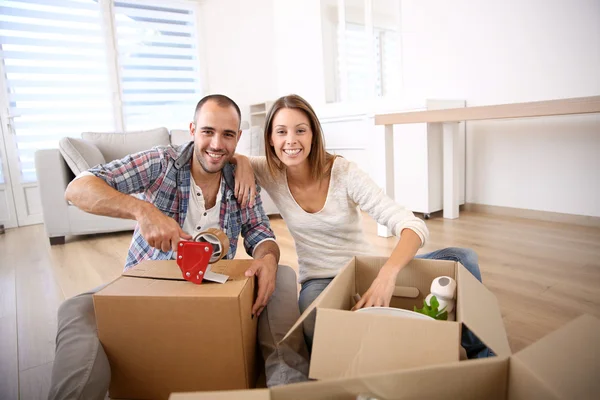 Giovani adulti che si trasferiscono in una nuova casa — Foto Stock