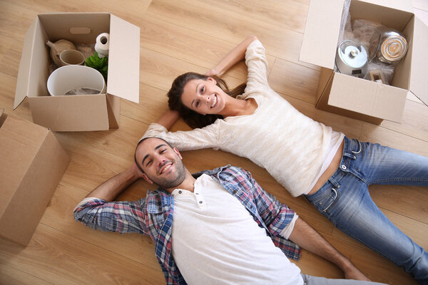 Adultos jóvenes que se mudan a un nuevo hogar — Foto de Stock