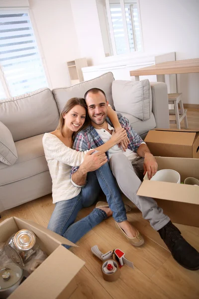 Fiatal felnőttek költöznek új otthonba — Stock Fotó