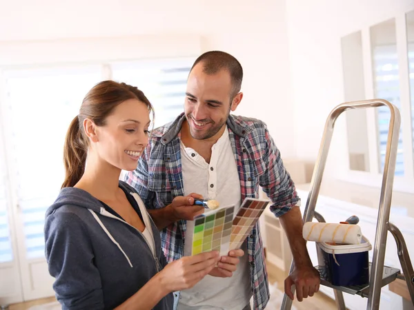 Couple choosing color for walls — Stock Photo, Image