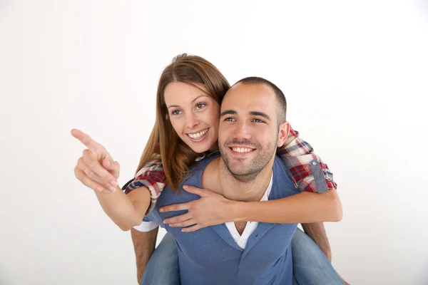 Man giving piggyback ride to girlfriend — Stock Photo, Image