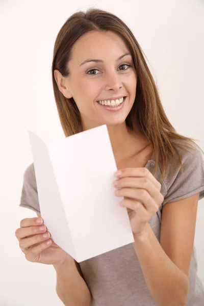 Menina segurando folheto para a mensagem — Fotografia de Stock