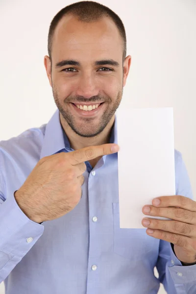 Hombre sosteniendo folleto — Foto de Stock