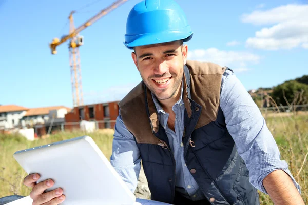 Engenheiro usando tablet — Fotografia de Stock