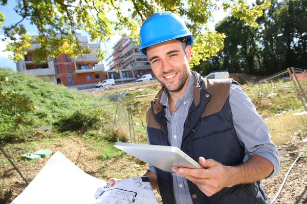 Bouw manager met behulp van Tablet PC — Stockfoto