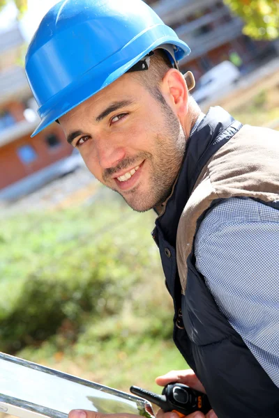 Construction manager using tablet — Stock Photo, Image