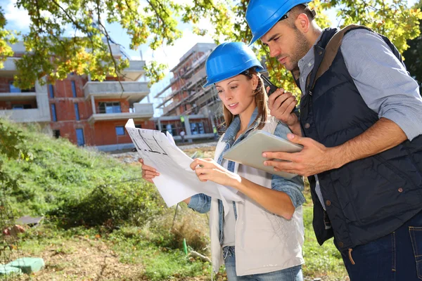 Ingénieurs en construction travaillant ensemble — Photo