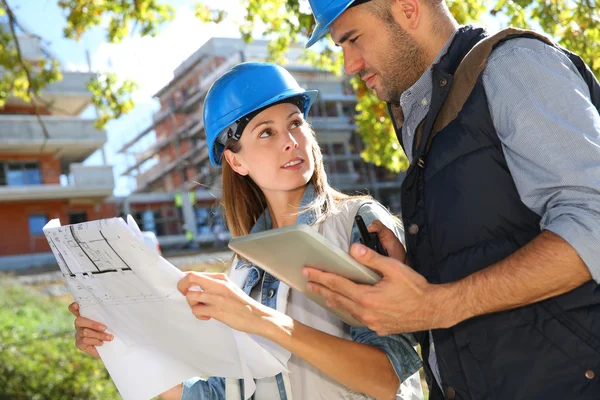 Ingénieurs en construction travaillant ensemble — Photo