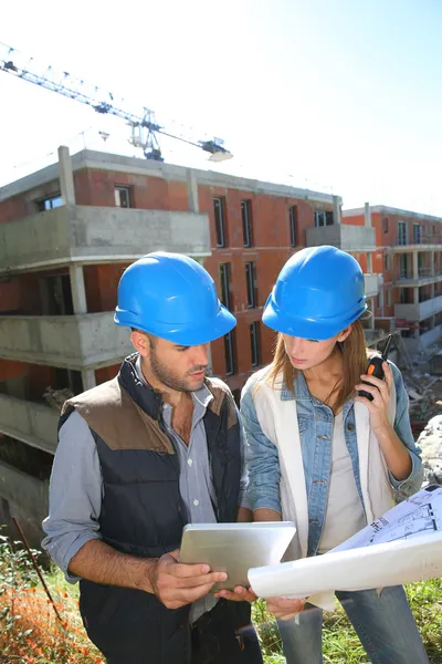 Ingegneri edili che lavorano insieme — Foto Stock