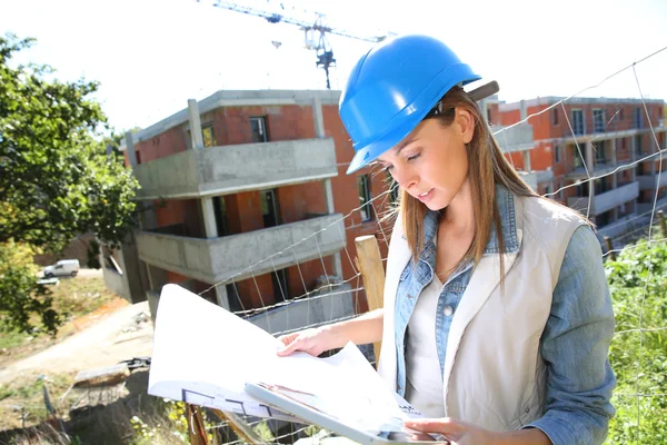 Woman on construction site — Stock Photo, Image