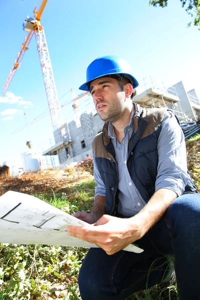 Construction manager using walkie-talkie — Stock Photo, Image