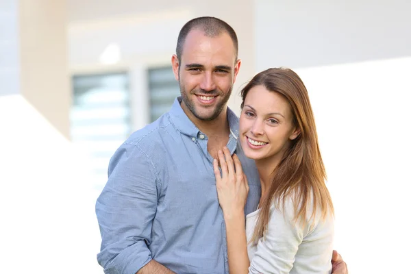 Couple standing in front of home — Stock Photo, Image