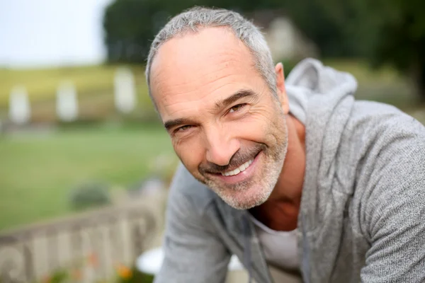 Hombre mayor en el campo — Foto de Stock