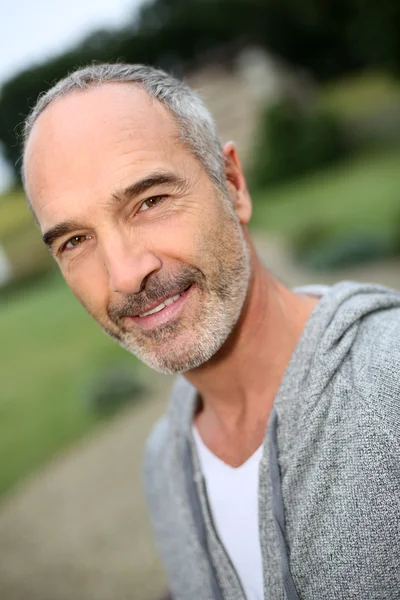 Uomo anziano in campagna — Foto Stock