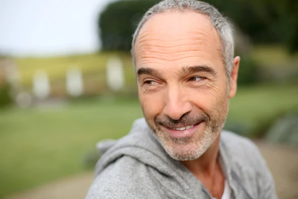 Uomo anziano in campagna — Foto Stock