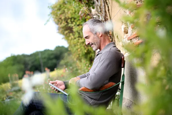 Uomo rilassante in casa di campagna — Foto Stock