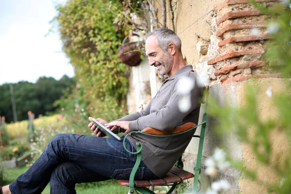 Muž relaxační v chatě — Stock fotografie