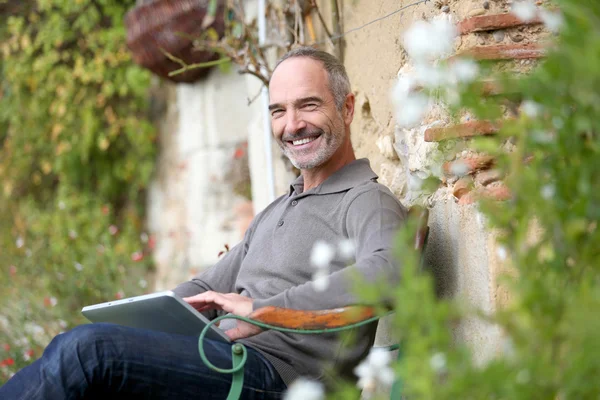 Man relaxing in country house — Stock Photo, Image