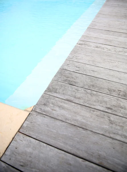 Piscina y cubierta de madera —  Fotos de Stock