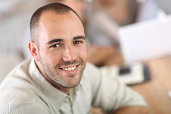 Homem frequentando projeto de escola de negócios Imagens De Bancos De Imagens Sem Royalties