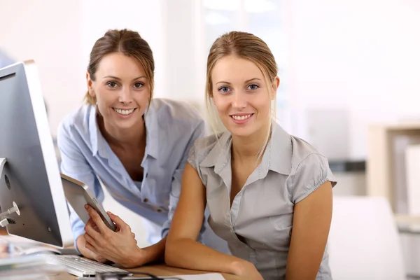 Donne in carica che lavorano insieme Foto Stock