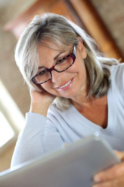 Internet üzerinde kadın