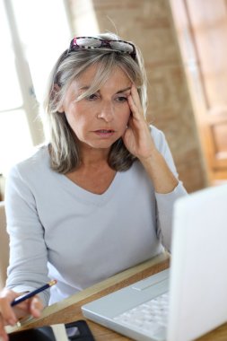 laptop önünde kadın kıdemli