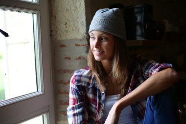 son moda kadın tarafından pencereden bakan