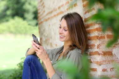 Bahçe telefonda konuşurken kız