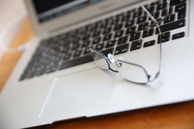 laptop klavye ve gözlük