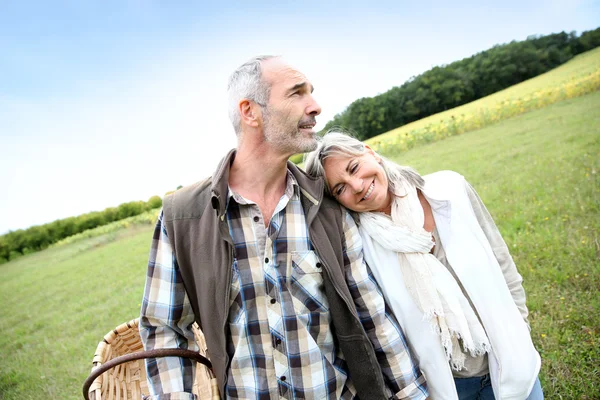 Senior couple walking in countryside — Stock Photo, Image