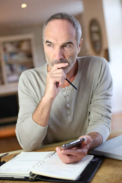 Volwassen man aan het werk vanuit huis — Stockfoto