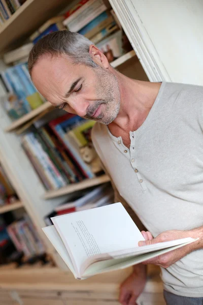 Senior man reading book — Stock Photo, Image