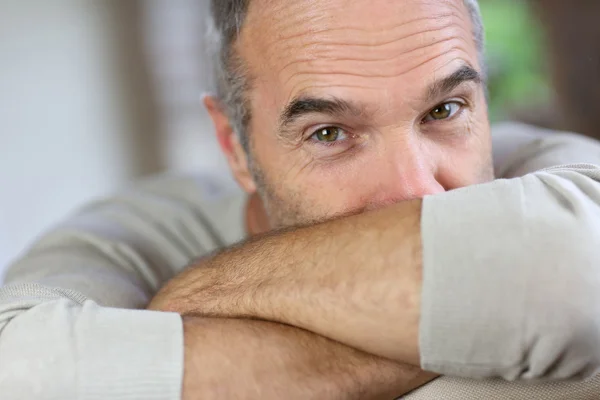 Ontspannen senior man — Stockfoto